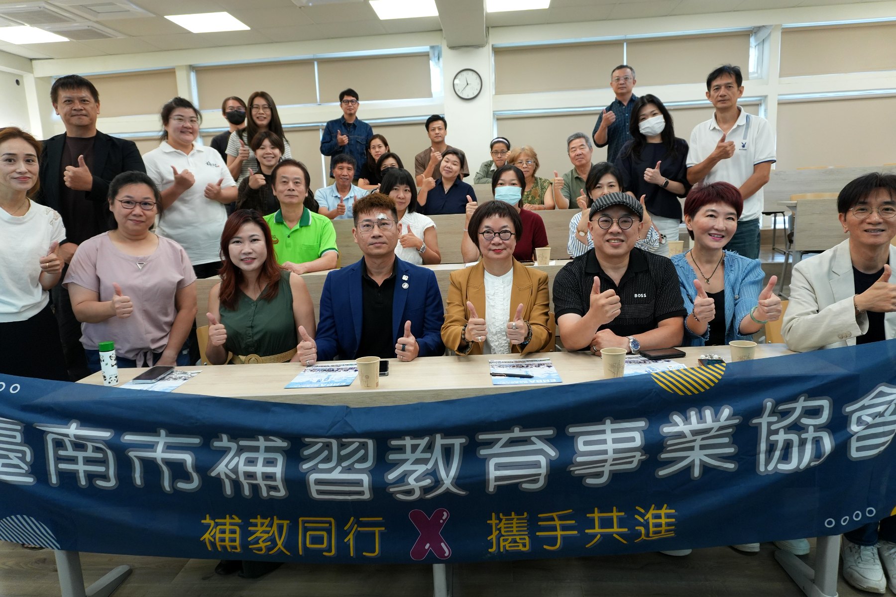 南大EMBA與臺南市補習教育事業協會代表合影,共同推動產學交流,探索AI時代企業領導新思維。