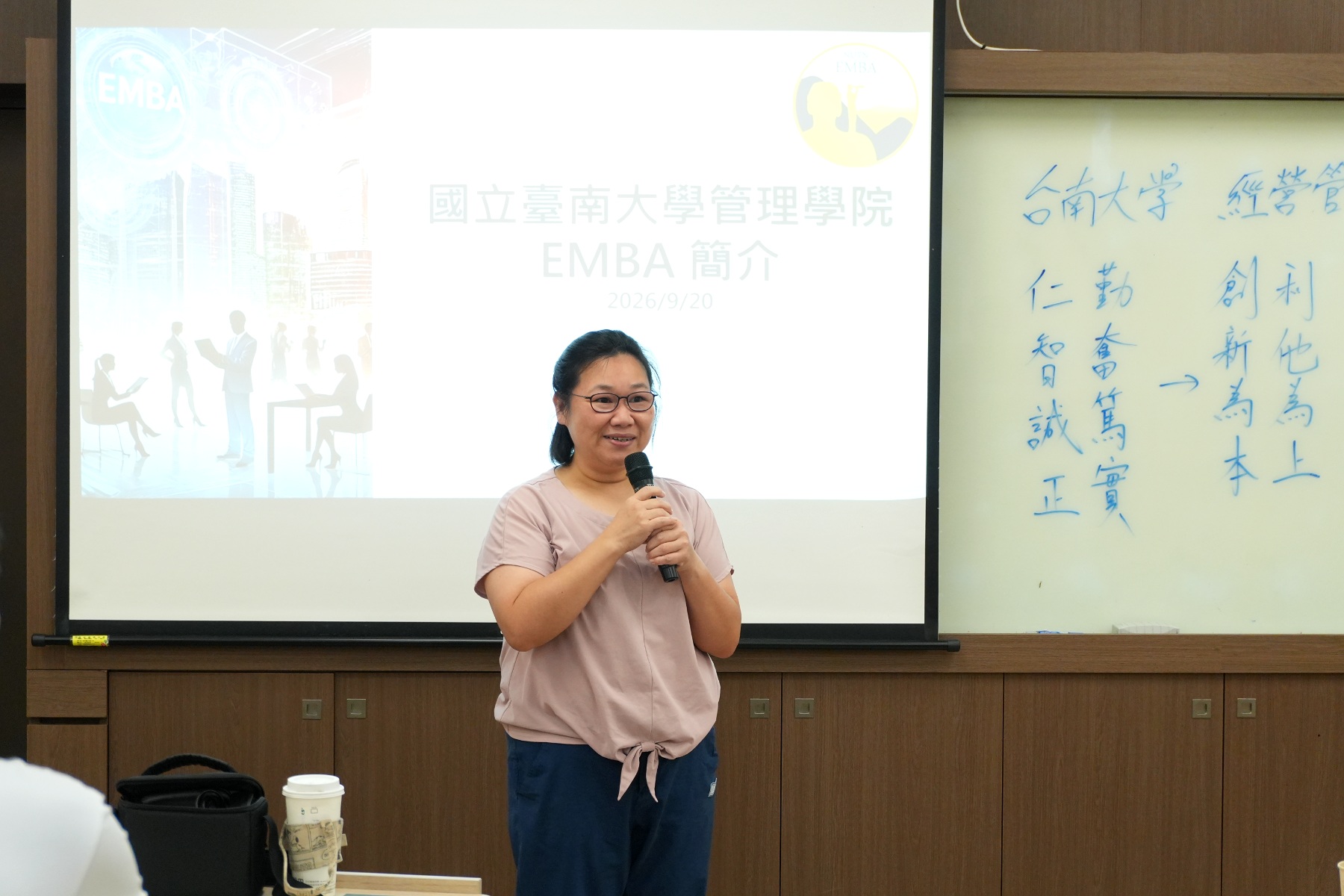 溫丹瑋執行長介紹南大EMBA專班,分享課程特色與人才培育方向,拓展補教經營者進階學習機會。