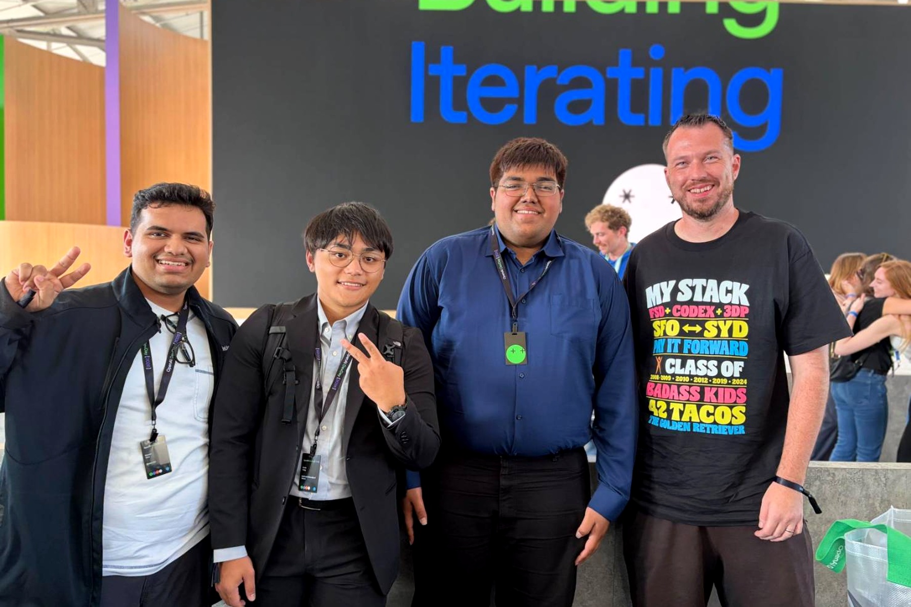 南大楊子賢與OpenAI DevDay國際與會者合影交流,拓展全球視野,展現臺灣青年AI創新實力。