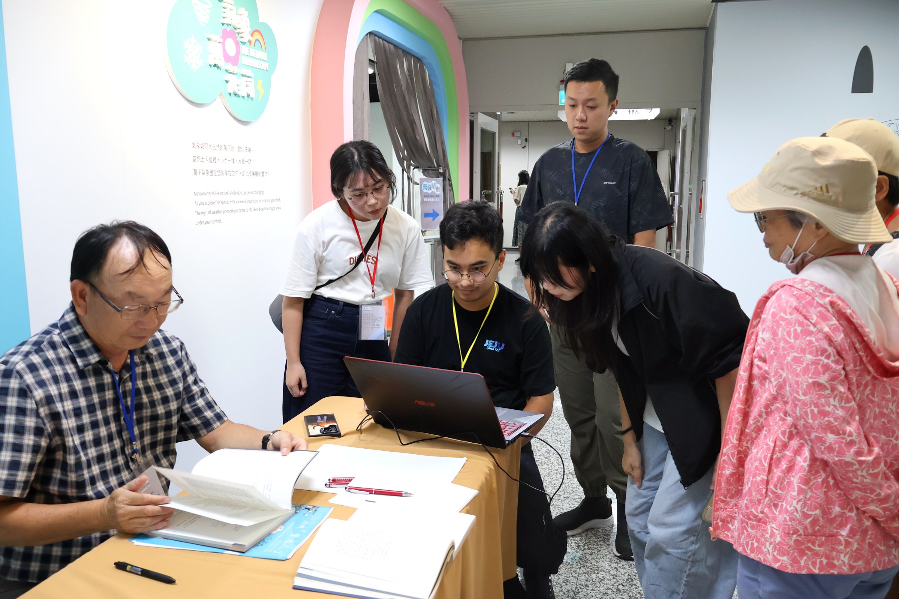 南大引導學員分組討論,結合百年氣象史料與AI工具,共同發想文化資產跨域教學創新方案。