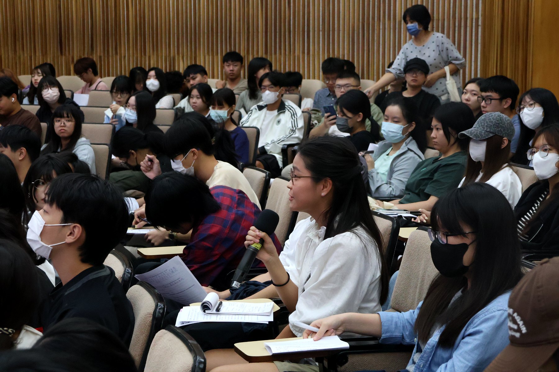 南大學生踴躍向政大校長李蔡彥提問交流,從科技與人文對話中培養跨域思考及獨立思辨能力。