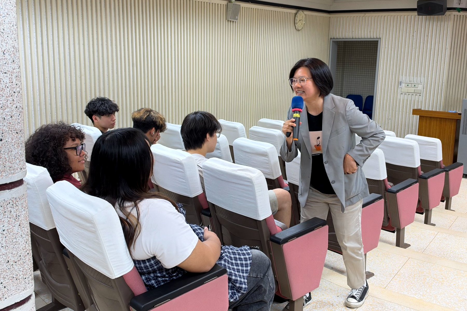 南大邀請104人力銀行王明莉老師分享AI履歷撰寫與求職技巧,透過互動交流提升學生職涯準備能力。