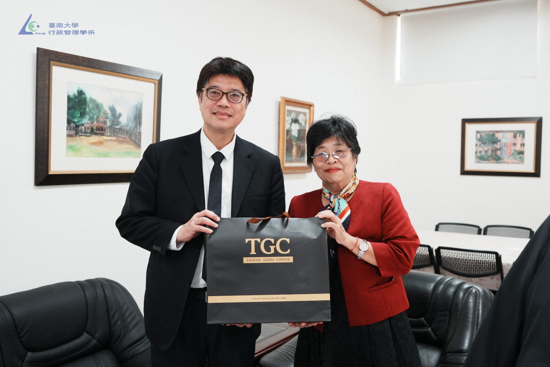 南大校長陳惠萍致贈紀念禮品予陸委會主委邱垂正,感謝蒞校分享兩岸情勢與國家安全議題。