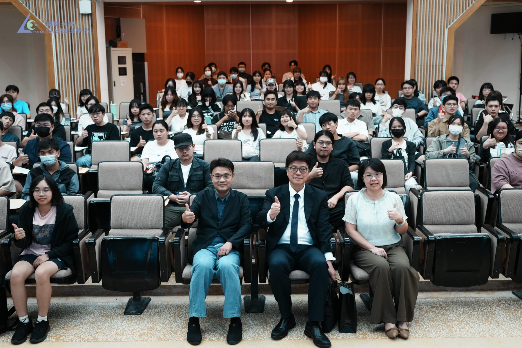 陸委會主委邱垂正與南大師生合影,透過兩岸關係專題講座深化公共議題交流與青年思辨能力。