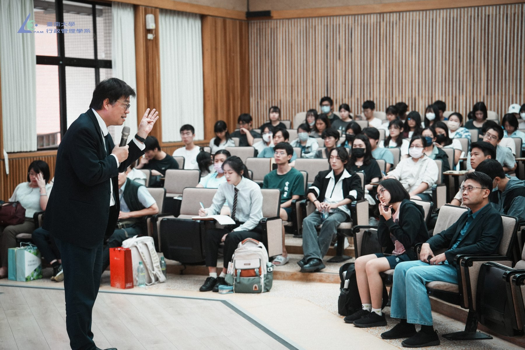 陸委會主委邱垂正於南大解析兩岸關係與政府政策,引導學生認識區域情勢,拓展國際視野。