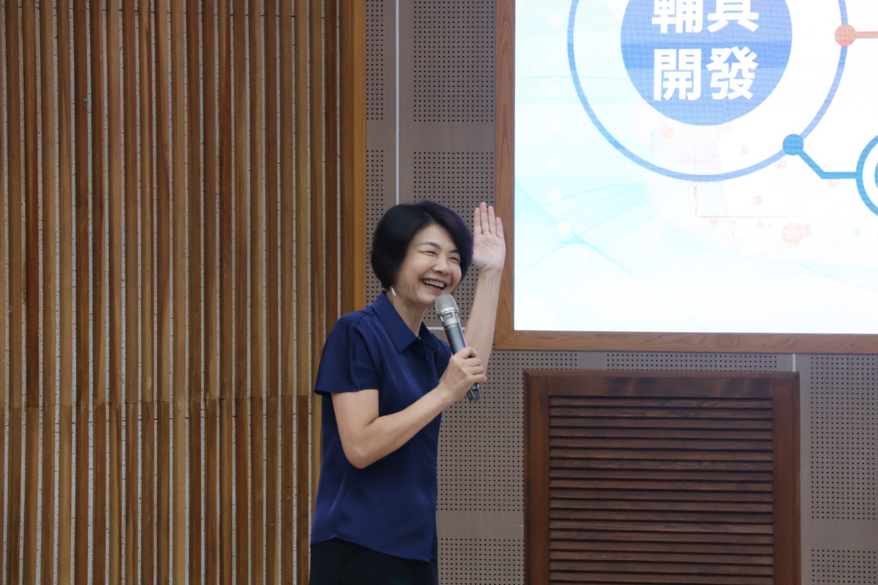 南大特教系林千玉教授分享身心障礙兒童輔具研發成果,以專業設計回應特殊教育需求,實踐社會關懷。