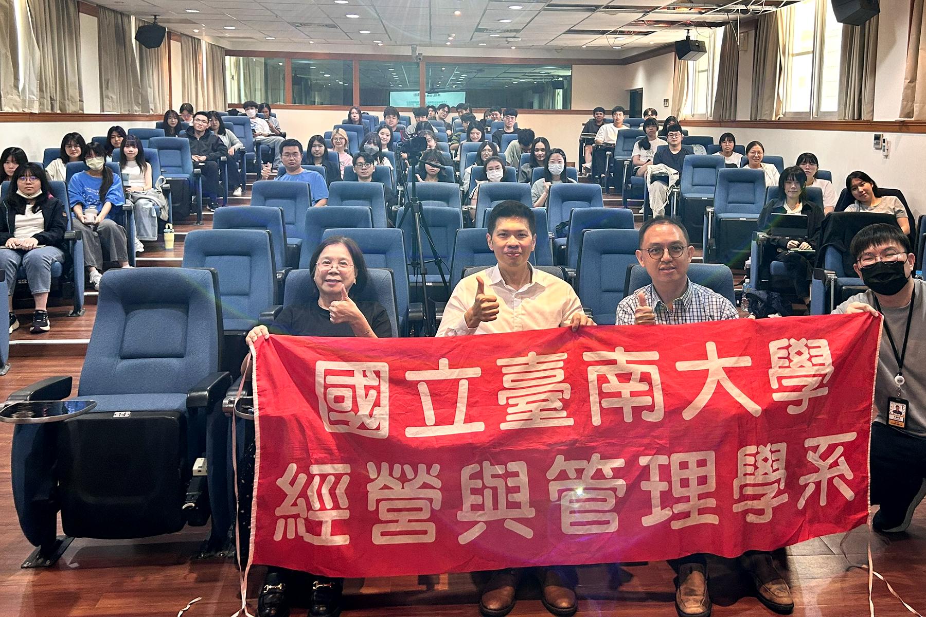 南大經管系舉辦職涯講座,師生齊聚交流AI履歷撰寫與面試實務技巧,共同提升求職競爭力。