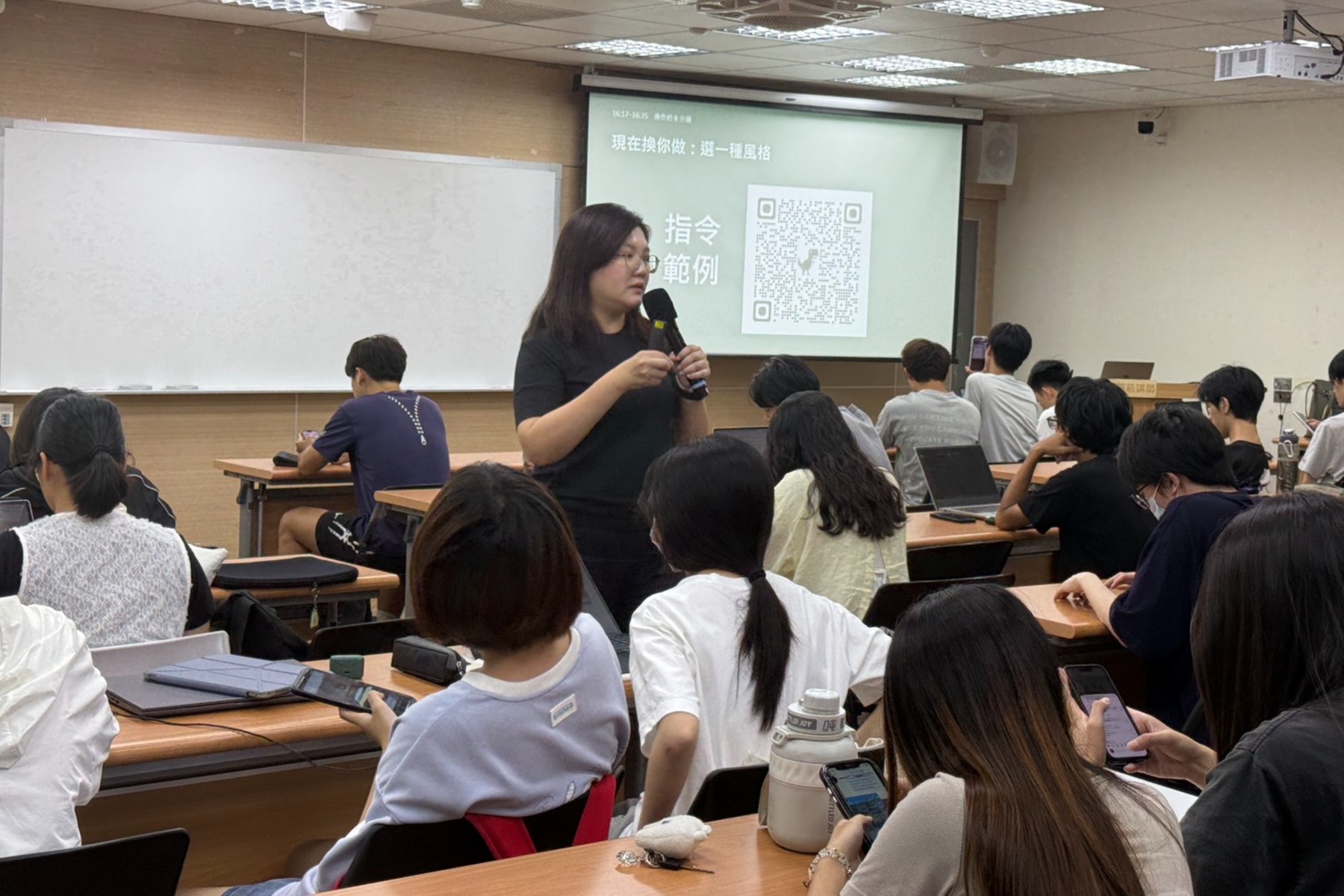 南大影像與史學課程講師講解AI生成指令範例,引導學生運用數位工具重現灣裡歷史影像。