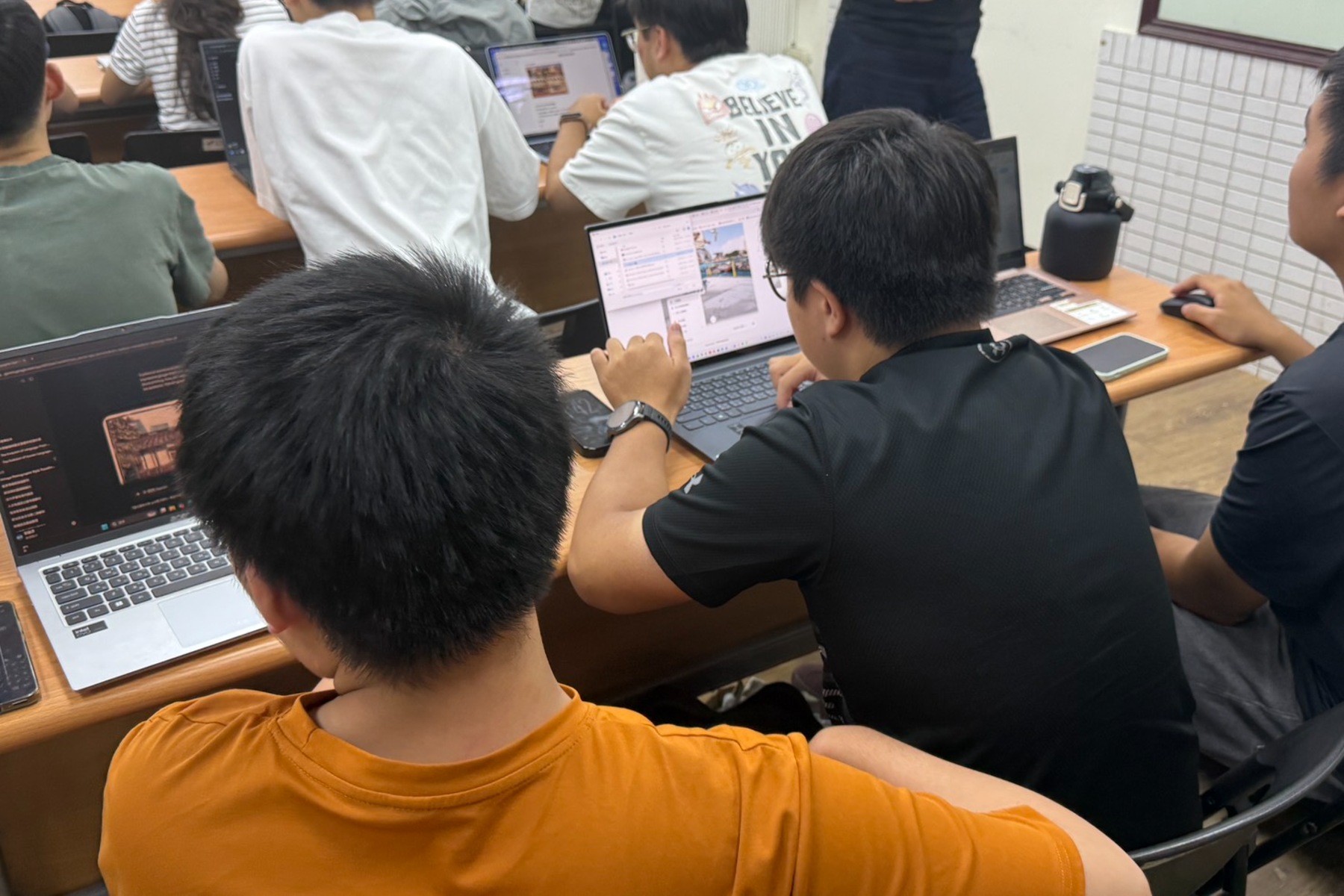 南大學生實際操作AI影像生成工具,結合歷史影像與數位科技,探索臺南灣裡地方文化記憶。