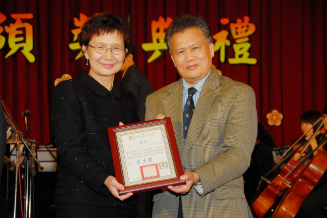 業務績優暨創新行政人員-楊添火主任與許美惠秘書(2011.1.3)