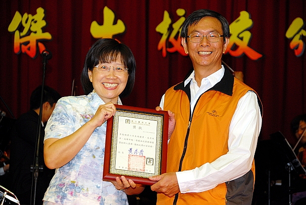101年業務績優暨創新獲獎人員—秘書室李俊儒專門委員(2013.2.7)