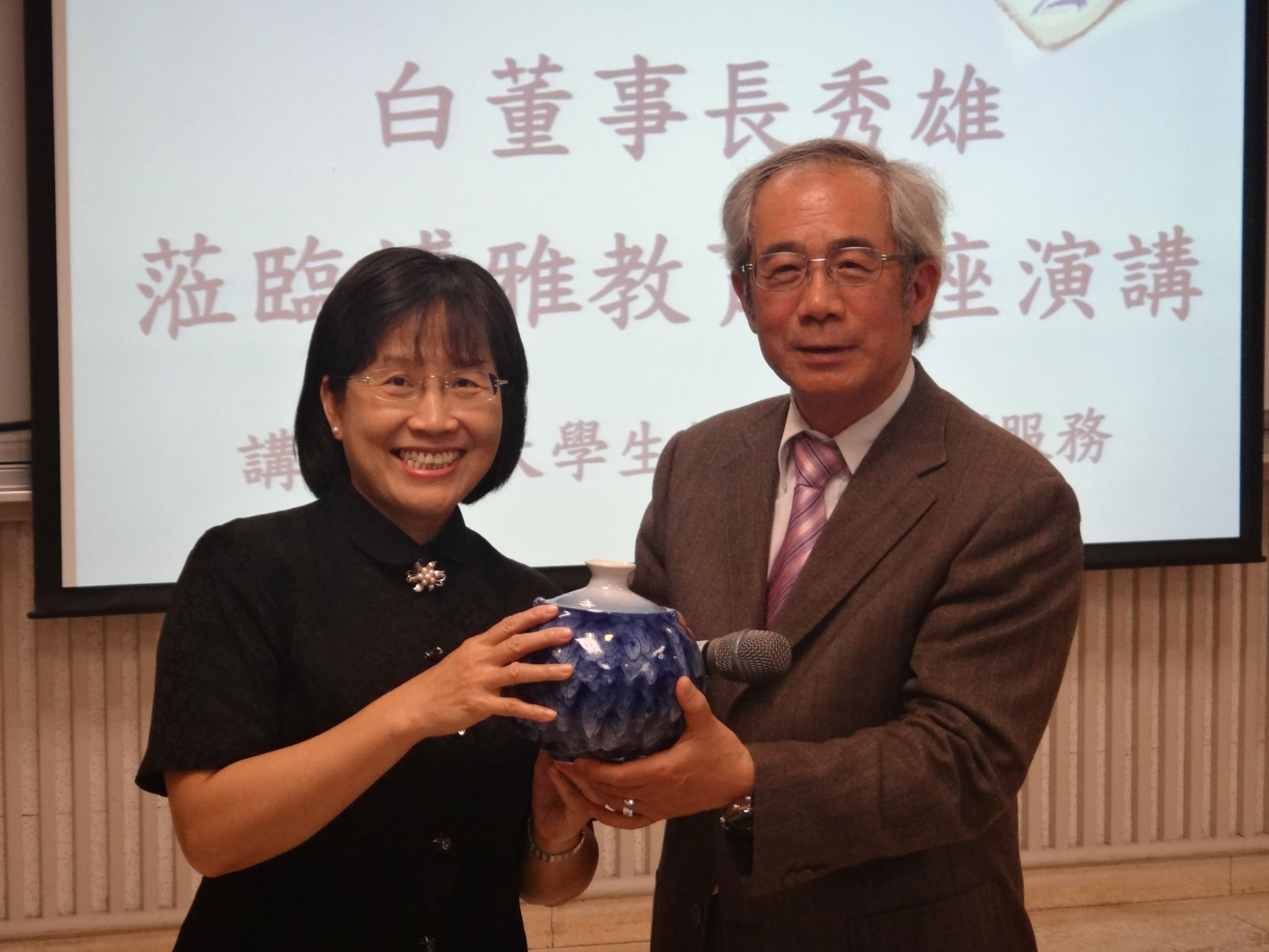 白秀雄董事長和南大學生談參與志願服務(2013.3.18)