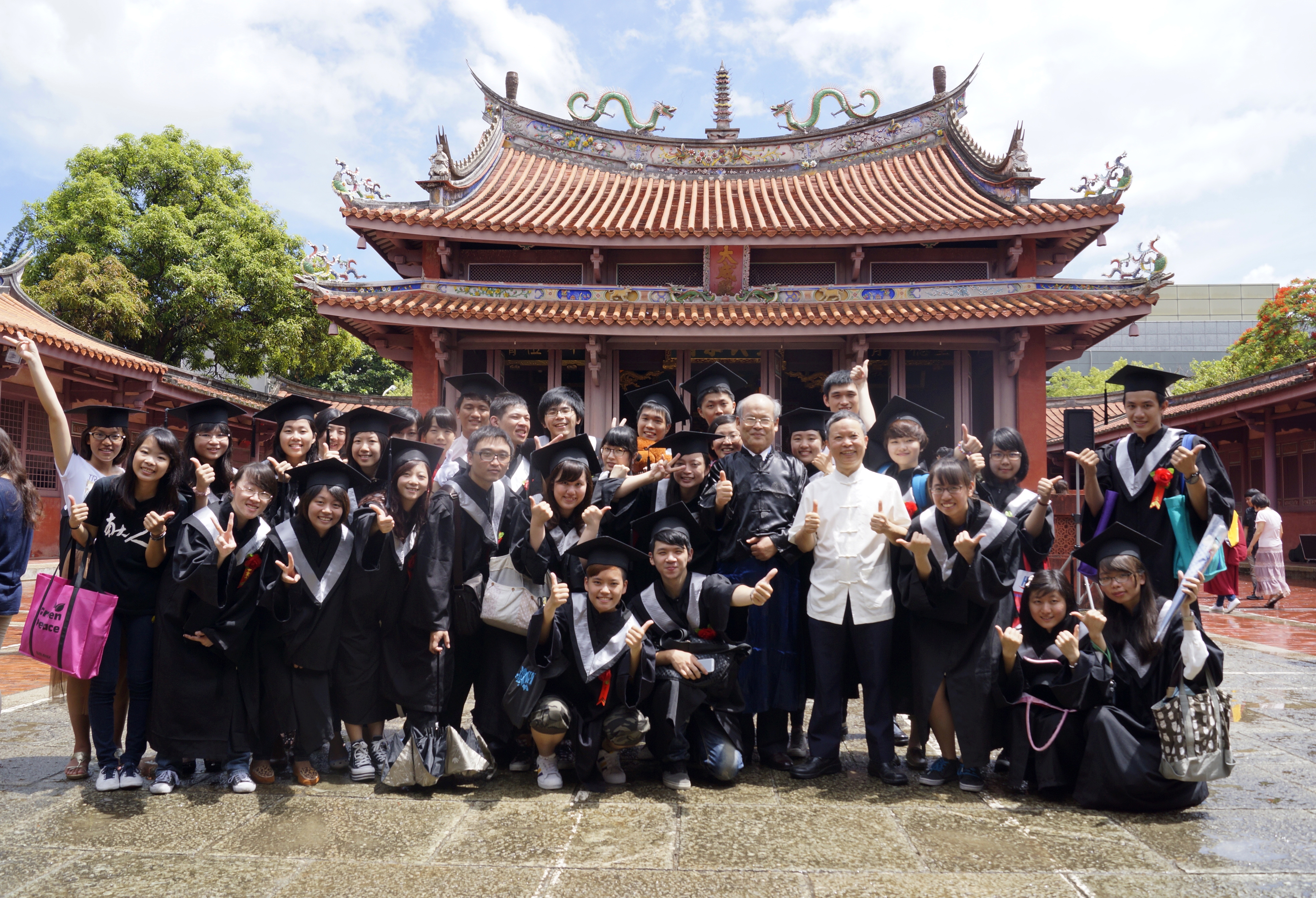 南大102級畢業典禮 溫馨隆重又吸睛~歌手光良擔任畢業大使 鼓勵學生唱出生命的旋律(2013.6.10)