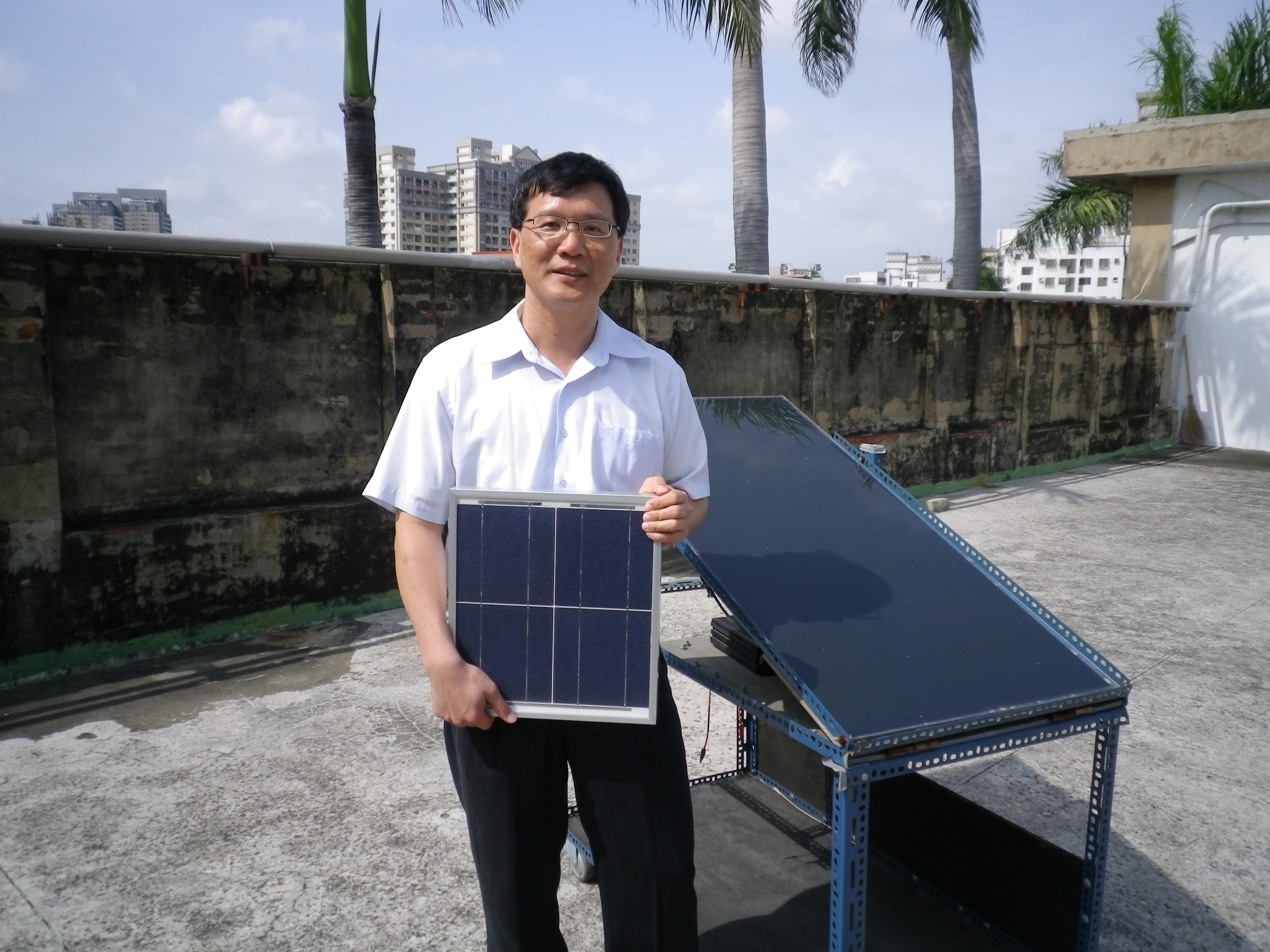 【智慧型太陽能空調供電系統】~南大綠色能源科技學系傅耀賢老師~堅持與投入(2013.6.14)