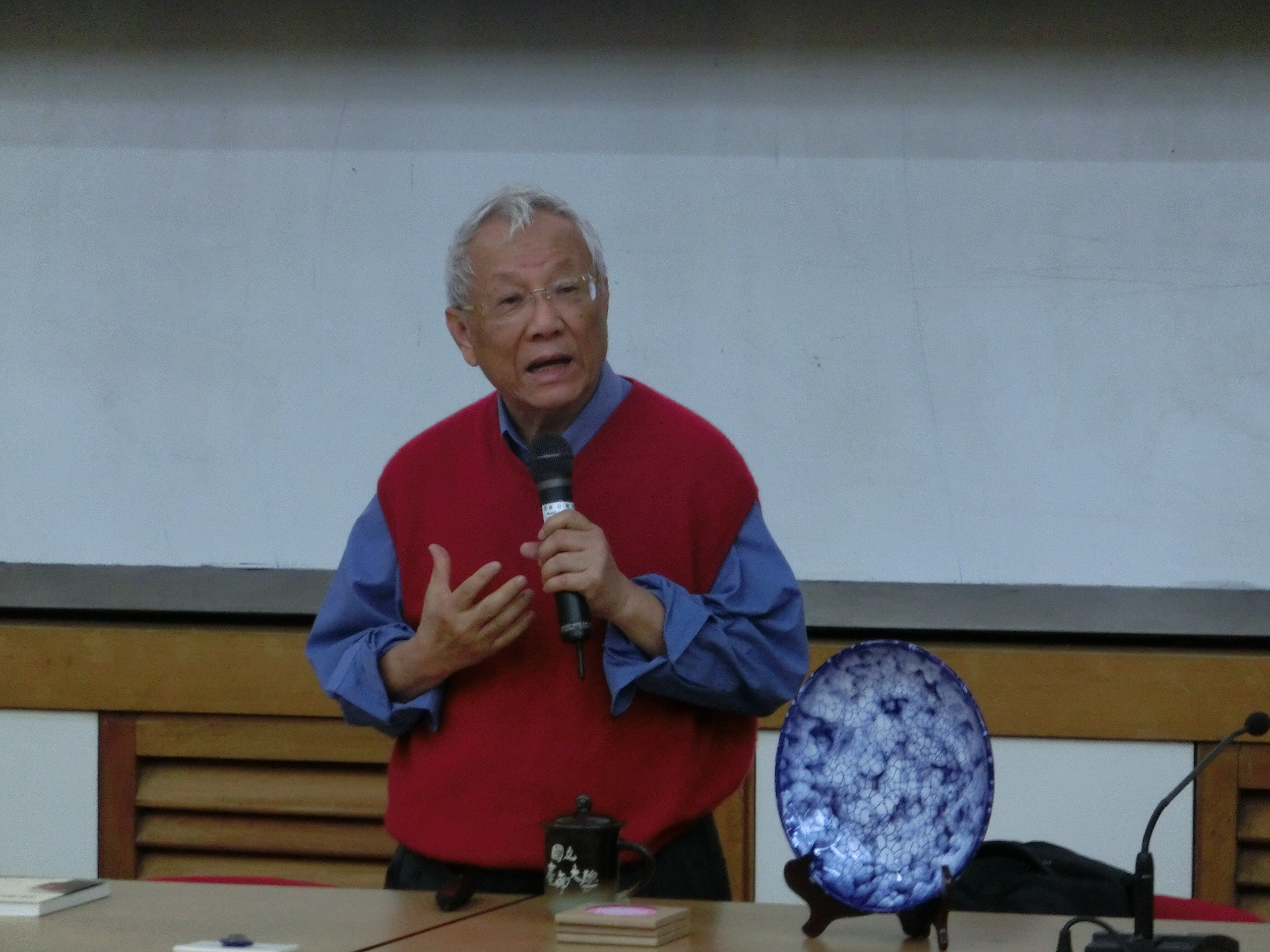 曾志朗院士南大開講      暢談「蛻變中求勝，雲中現端倪」(2013.12.24)