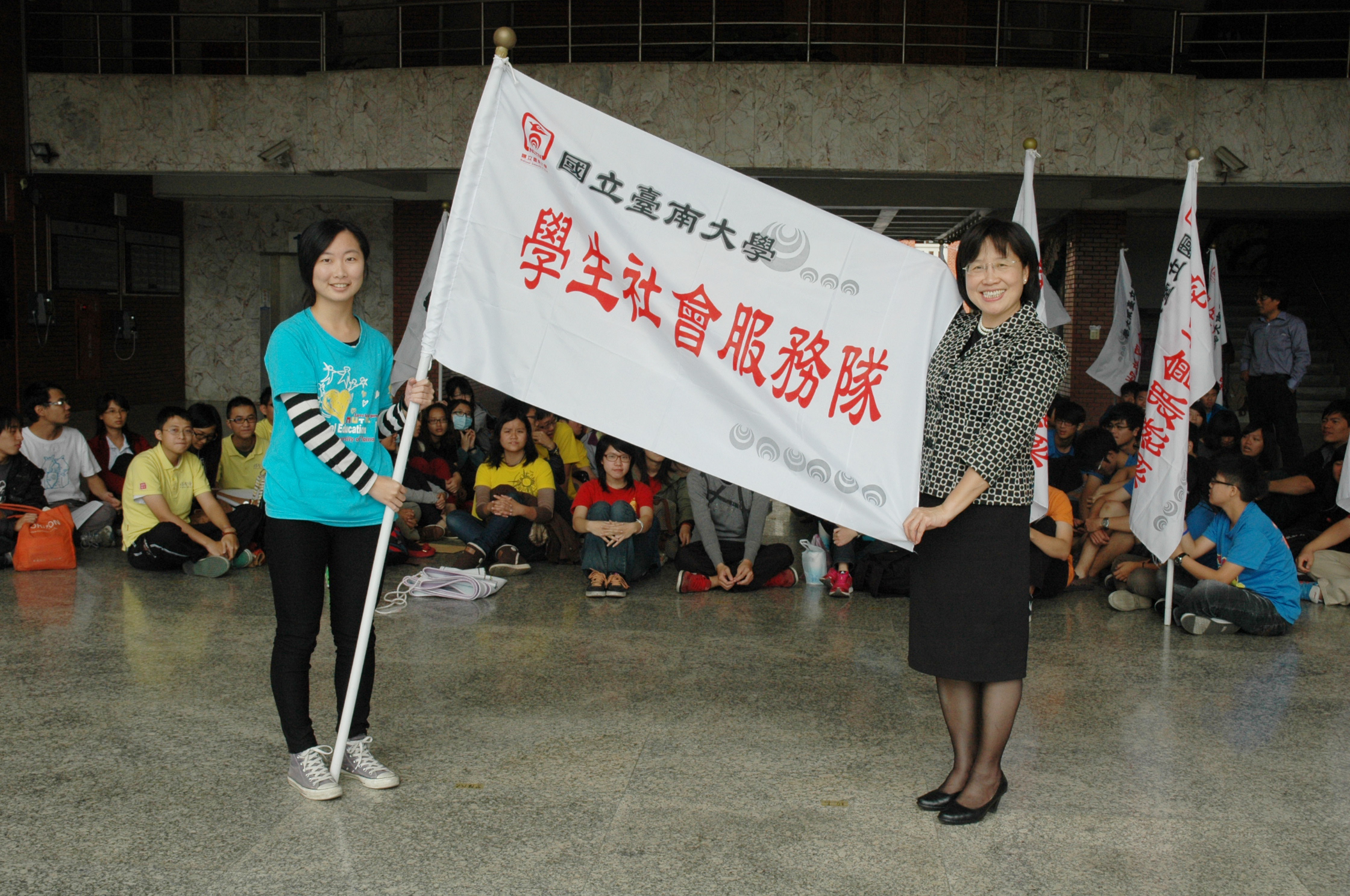 愛心不放假～本校舉行寒假學生服務營隊聯合授旗儀式(2014.1.8)