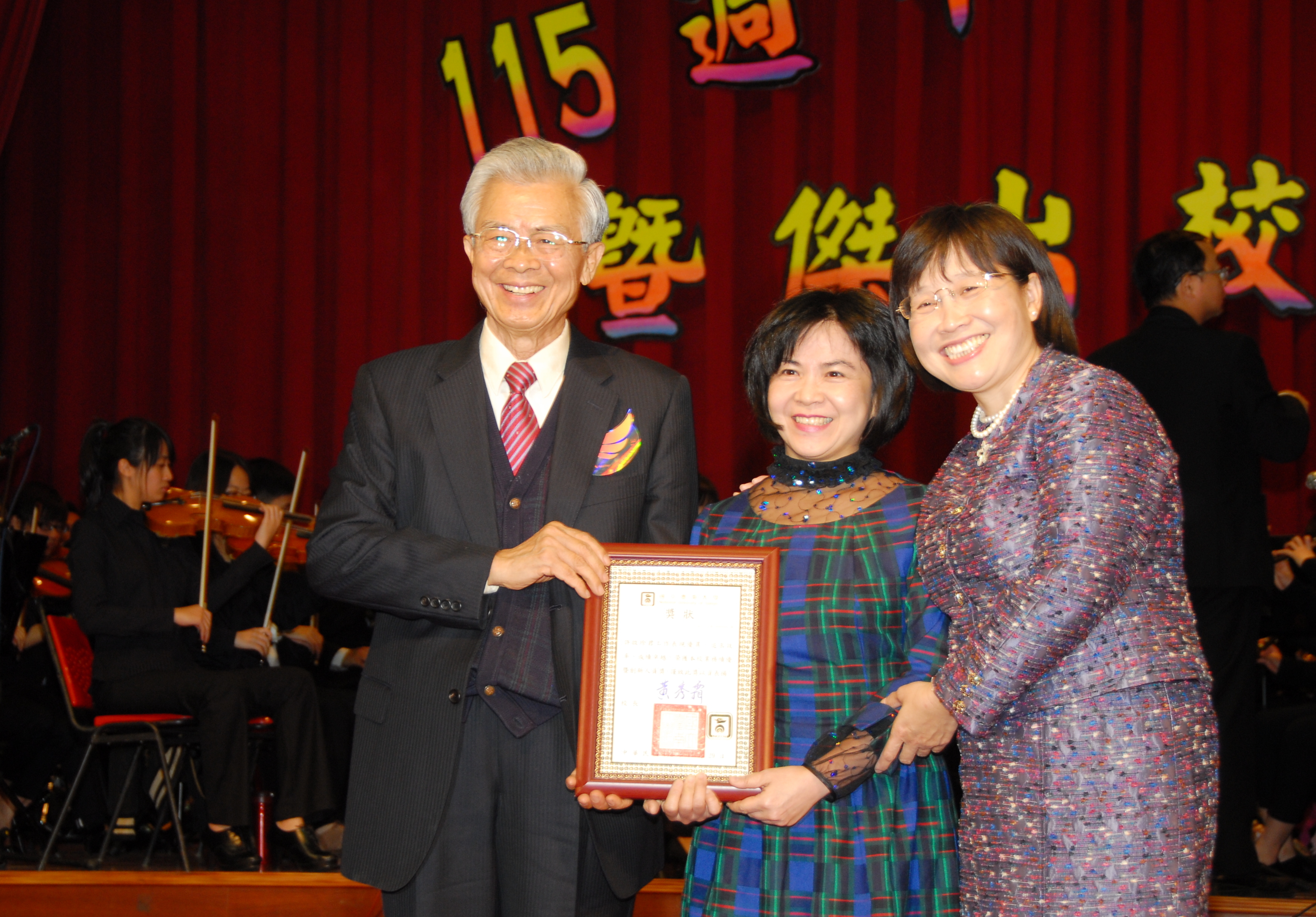 本校102年度業務績優暨創新人員專訪～總務處文書組許啟珍組長(2013.12.30)