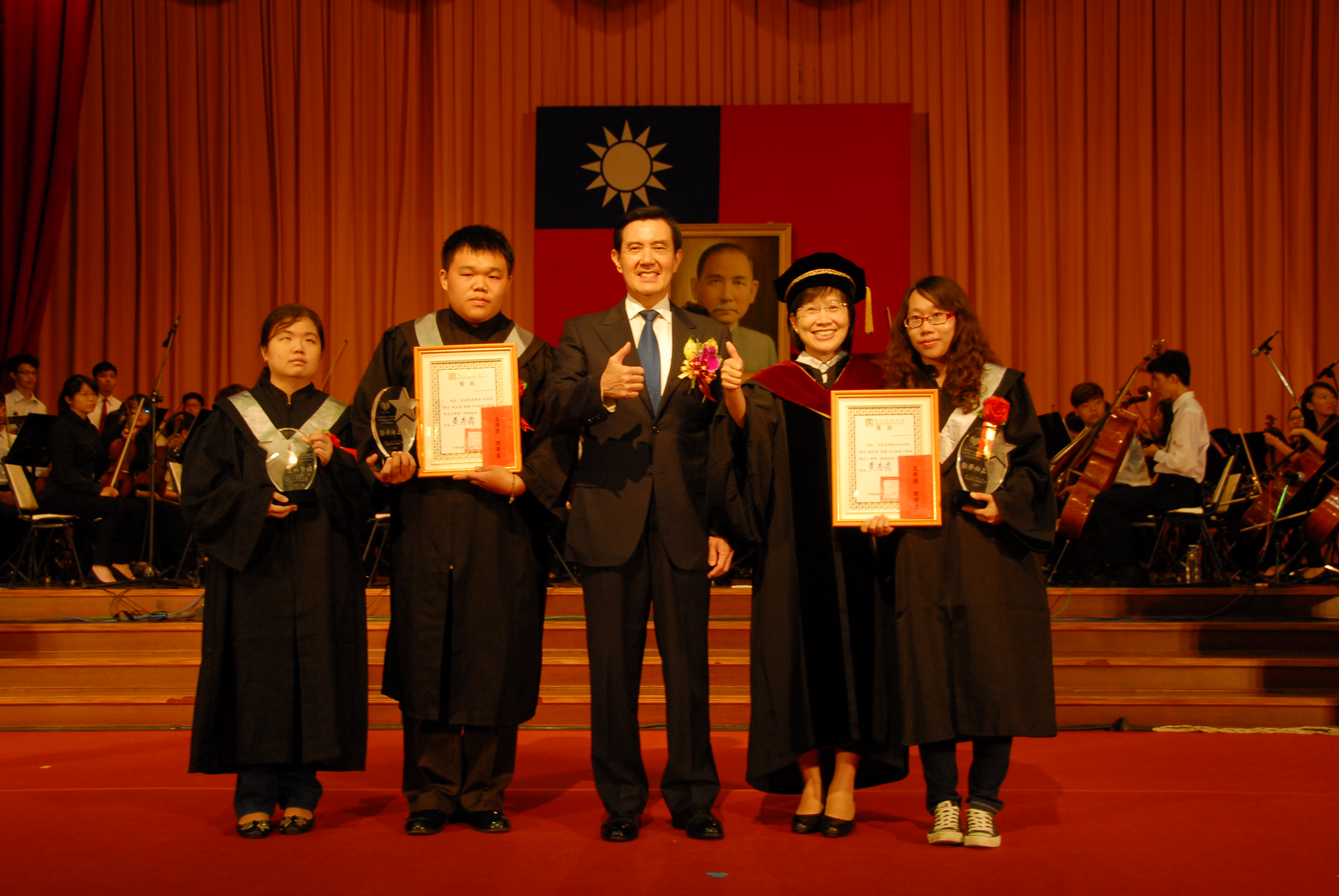 南大畢業典禮   總統親臨頒獎給祝福(2014.6.7)