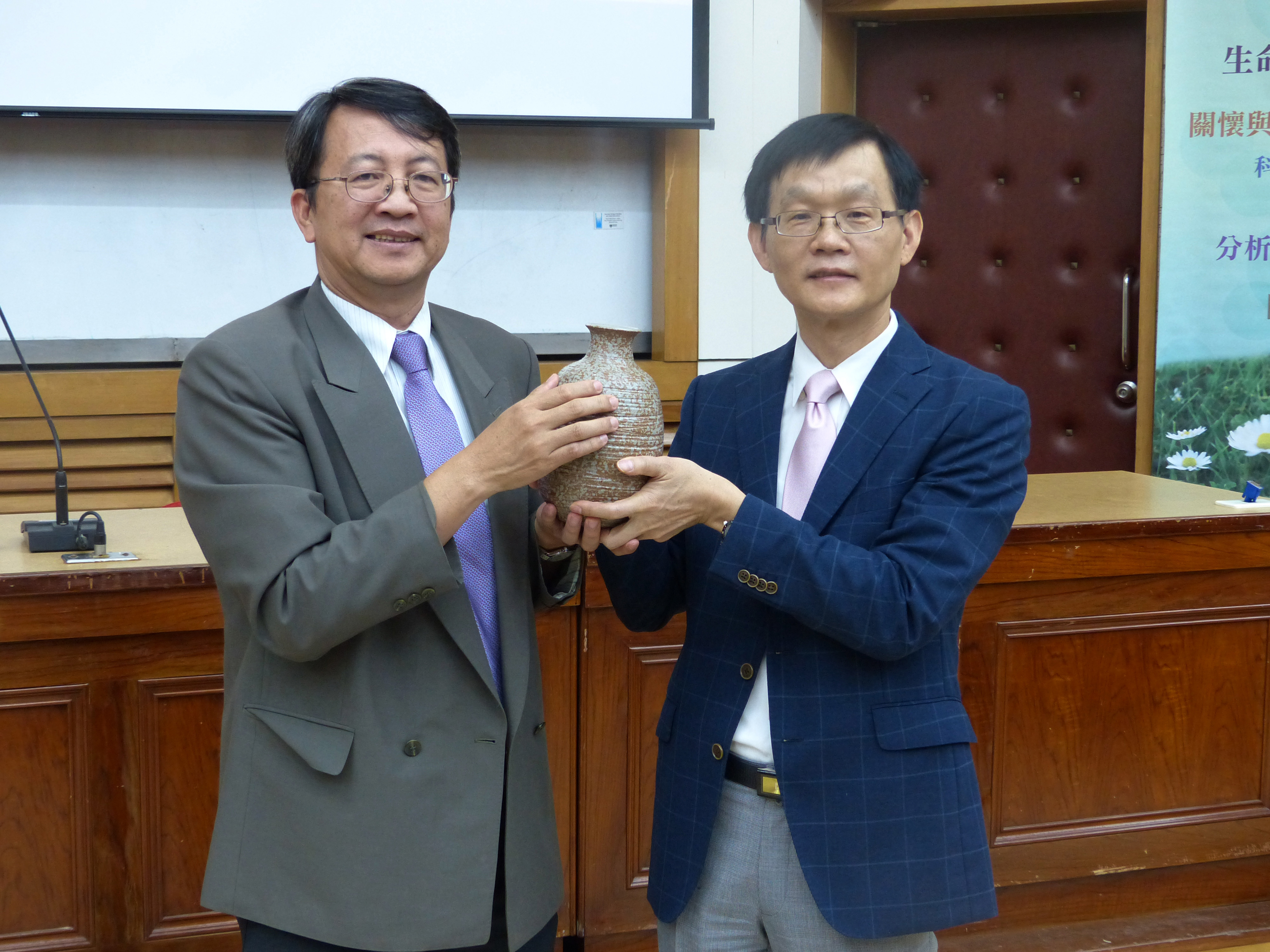 王如哲校長與南大生暢談迎接人生挑戰邁向成功(2014.10.21)