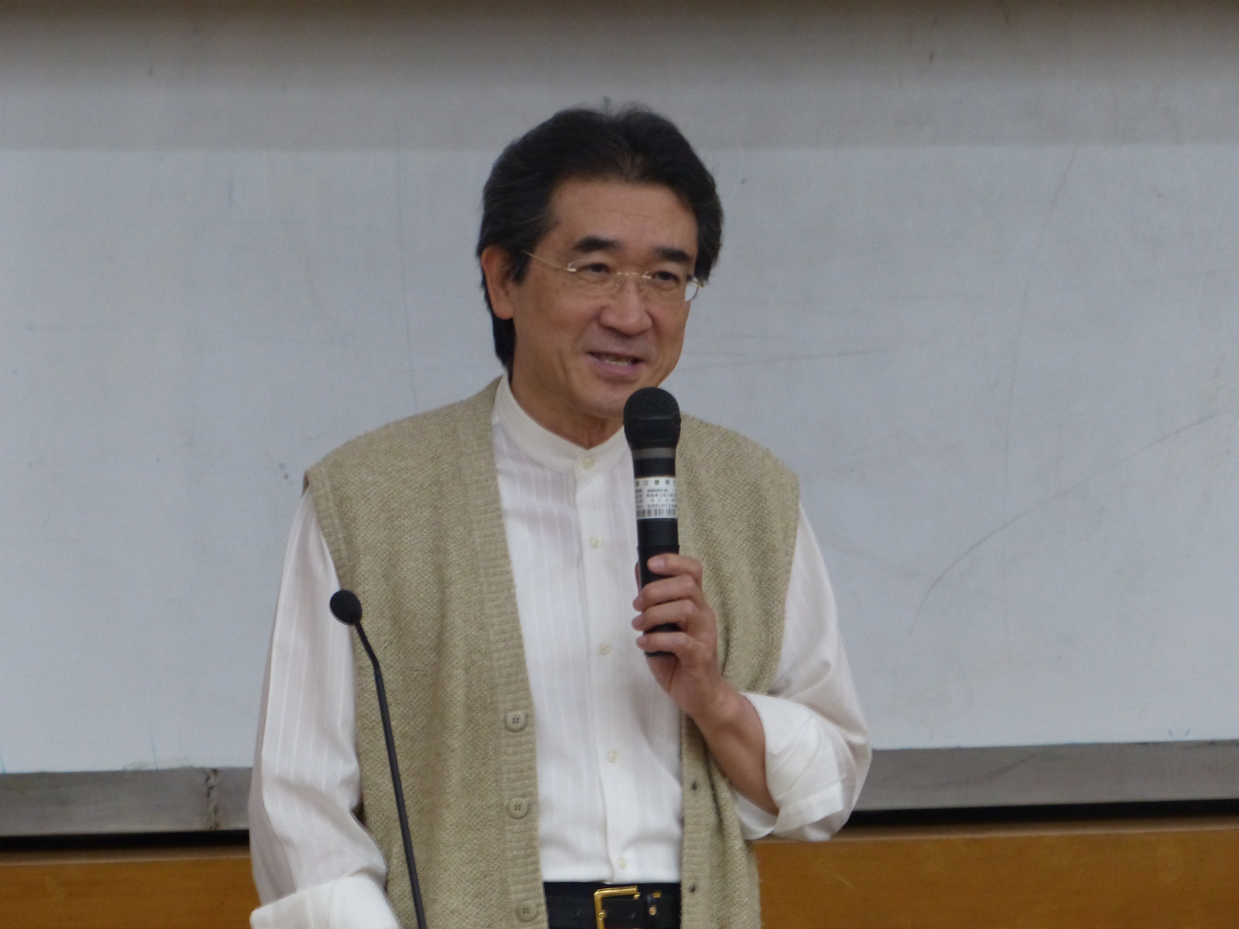 黃鎮台教授與南大學子分享「昆蟲的腳與愛因斯坦」的意涵所在(2015.1.6)