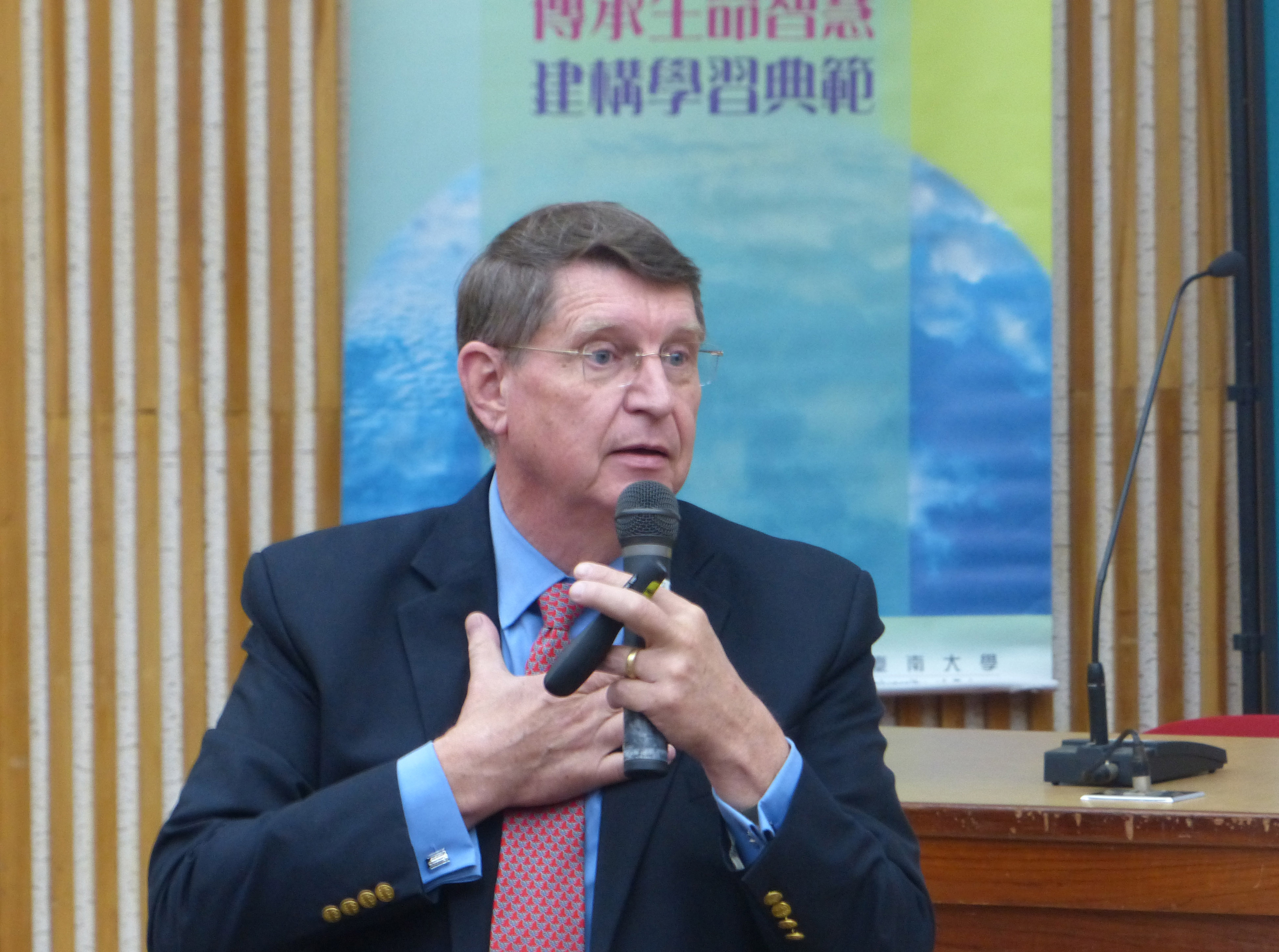 傅爾布萊特學術交流基金會執行長李沃奇博士南大開講(2015.4.14)
