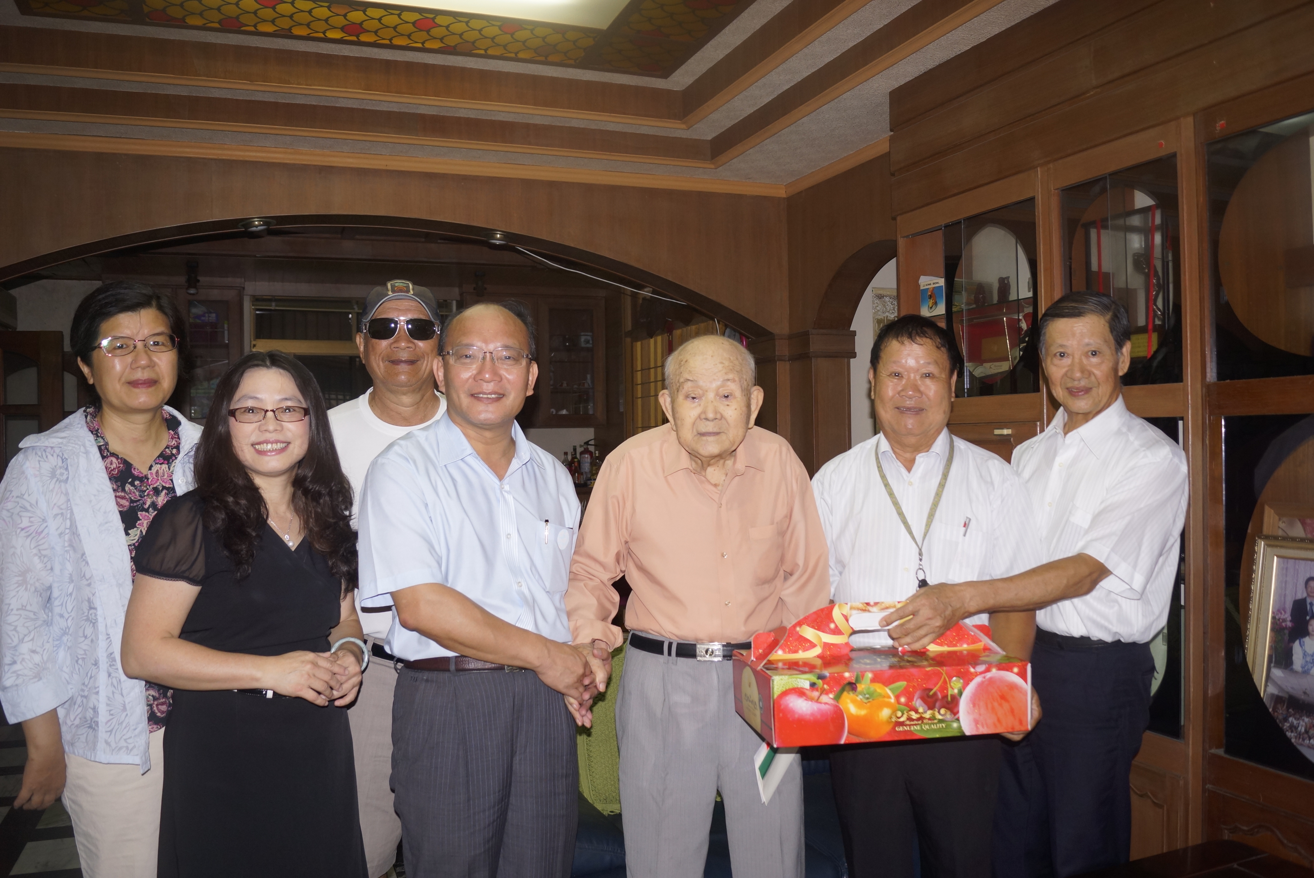 南大邀明月，花好共嬋娟～黃宗顯校長向退休同仁賀中秋(2015.9.23)