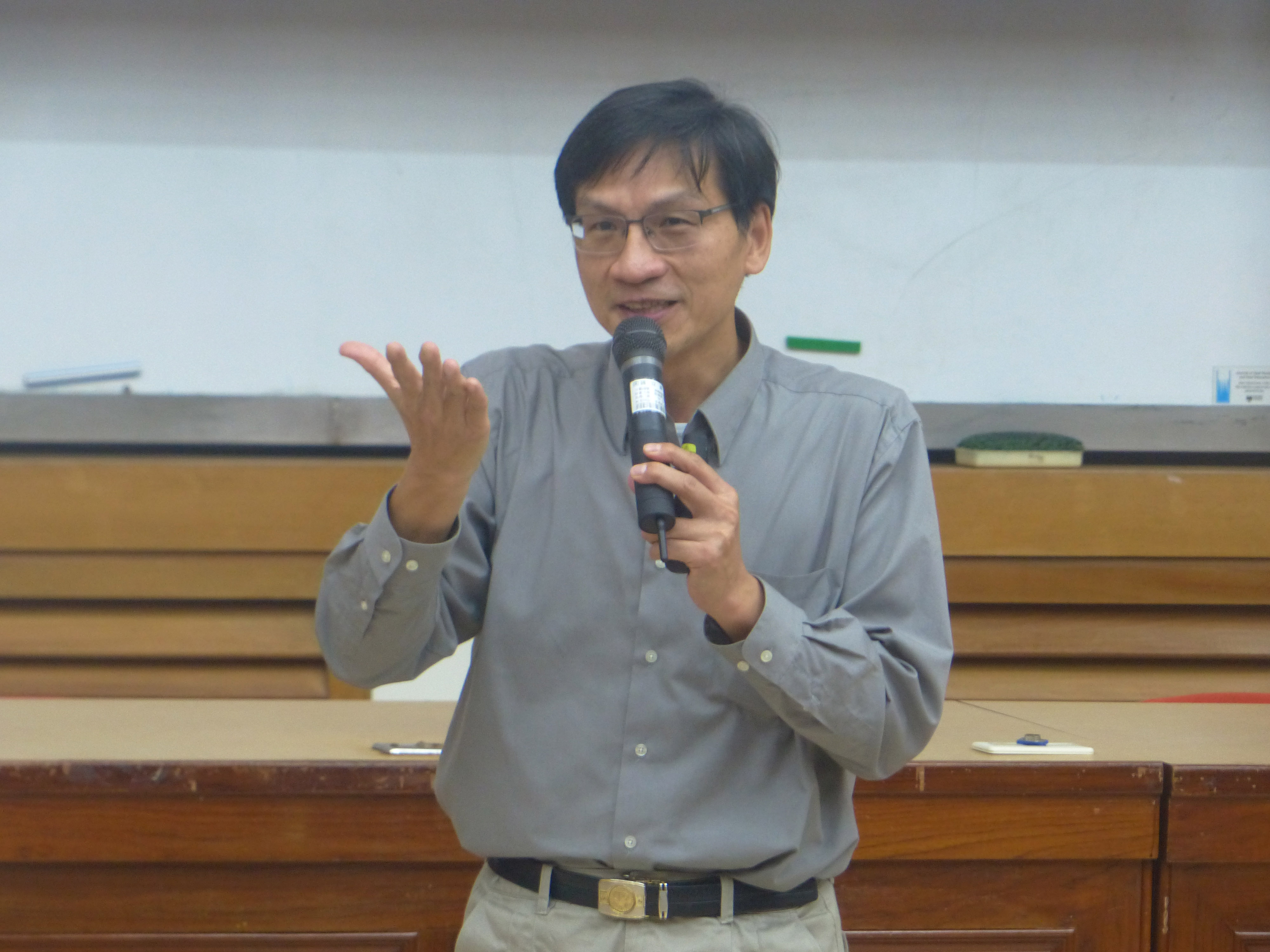 荒野保護協會李偉文榮譽理事長與南大生暢談「未曾選擇的那條路」(2015.11.24)
