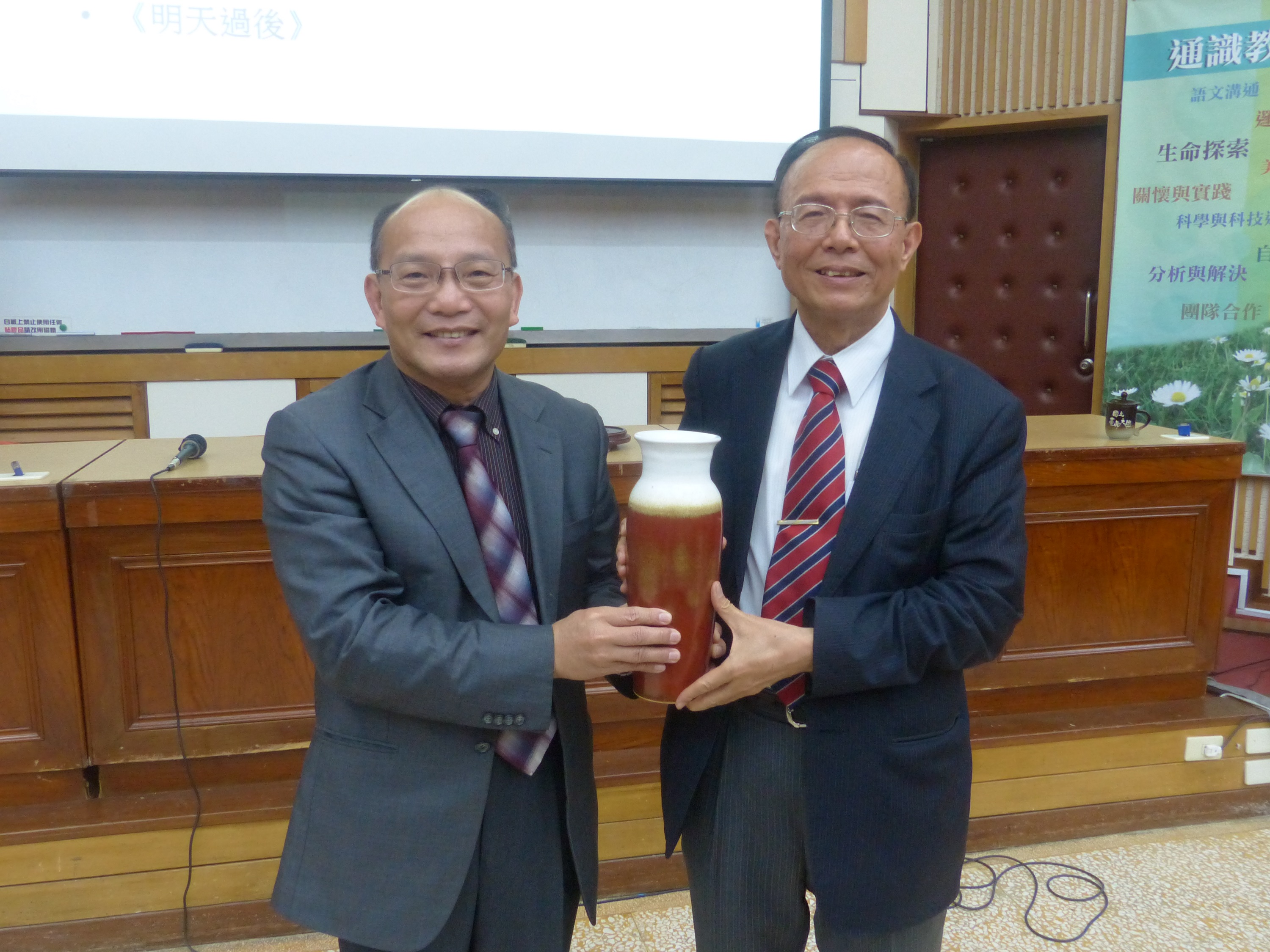 南華大學林聰明校長蒞臨南大博雅講座暢談「環境與永續」(2016.1.12)