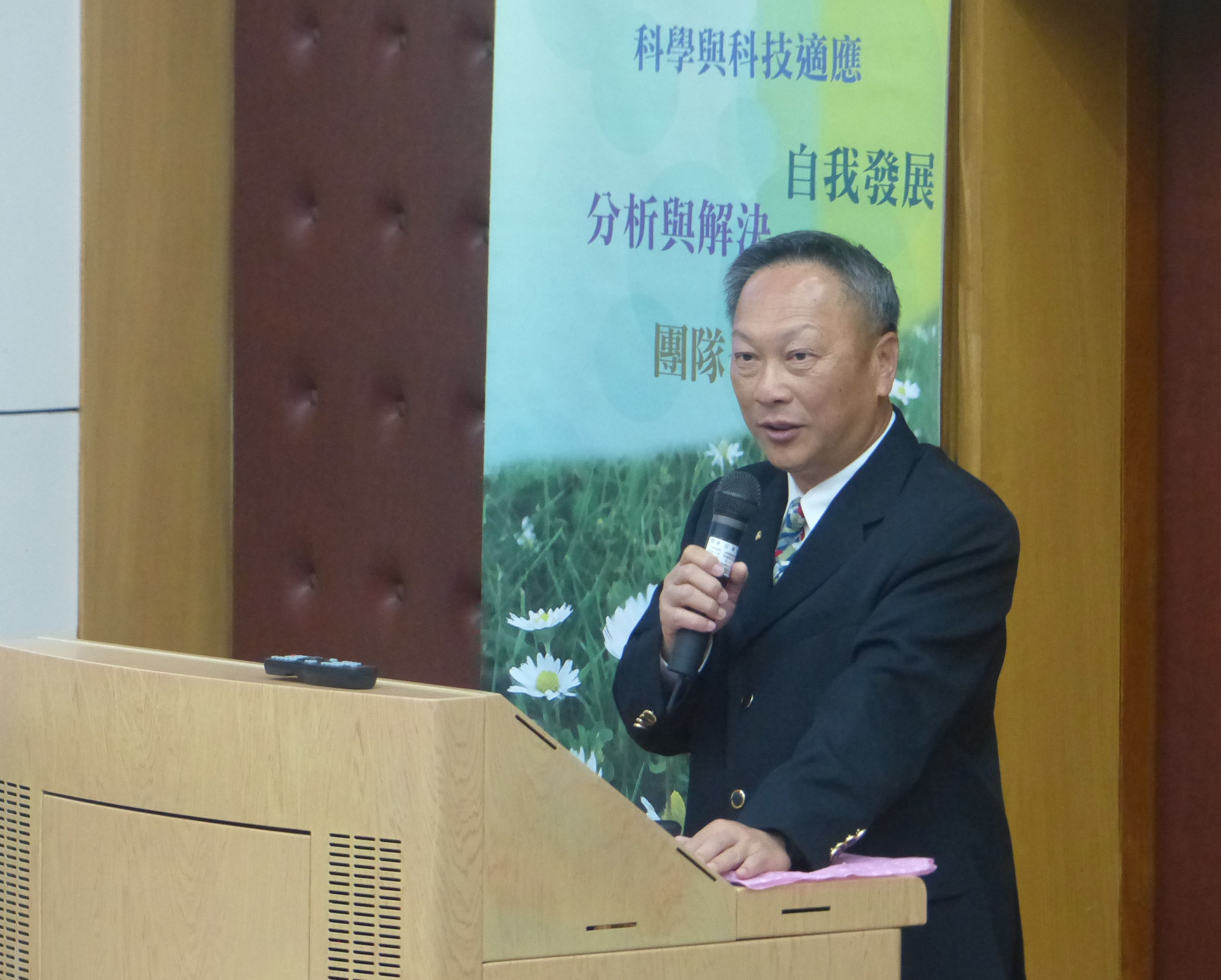 前總統府侍衛室主任吳東林將軍回母校南大    暢談「決勝軍旅的南師風華」(2016.3.1)