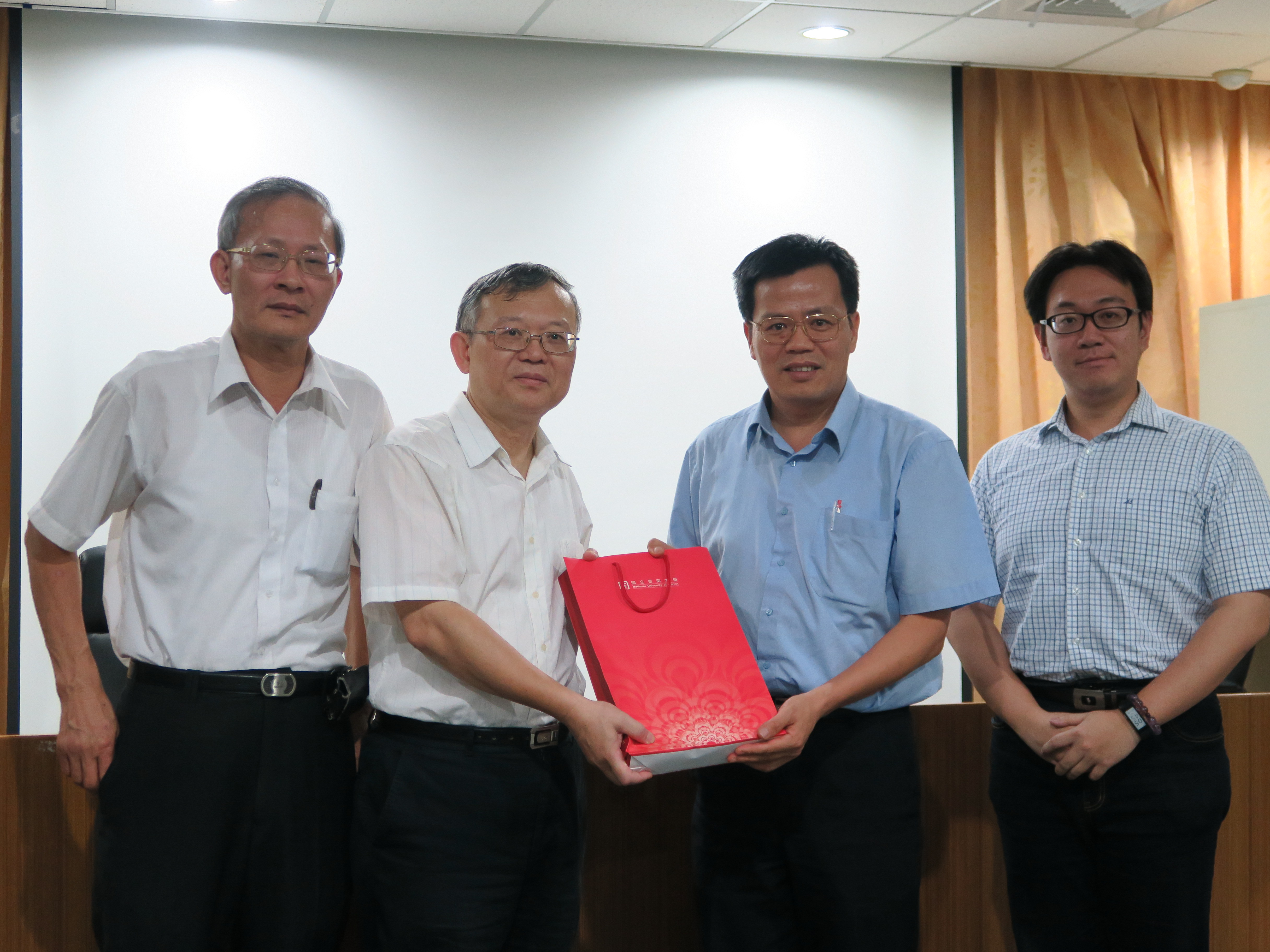 南大理工學院大師講堂  中央大學王文俊講座教授開講(2016.5.30)