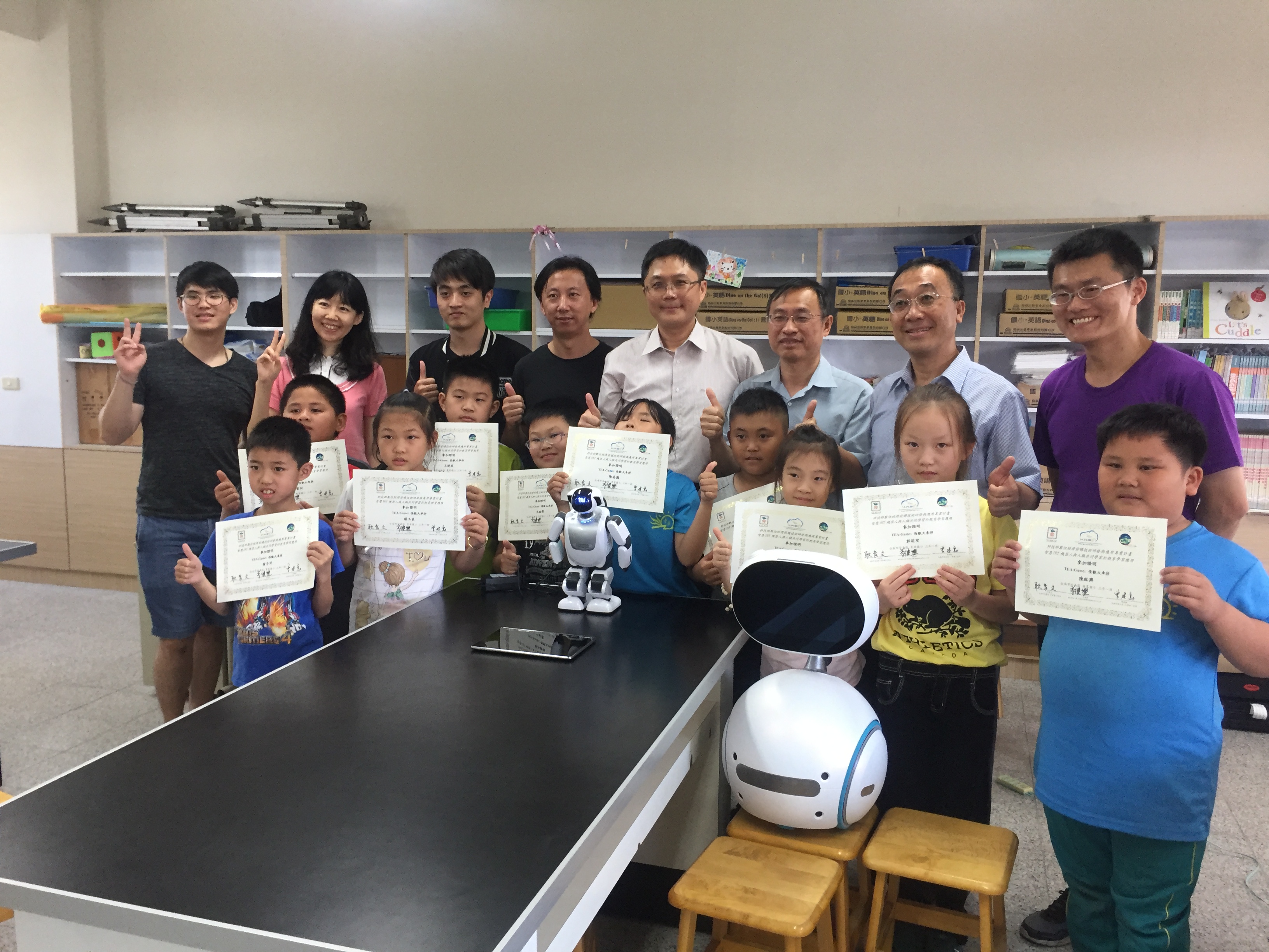 南大與臺南市青草國小𢹂手合作 導入智慧機器人共同學習(2018.4.16)