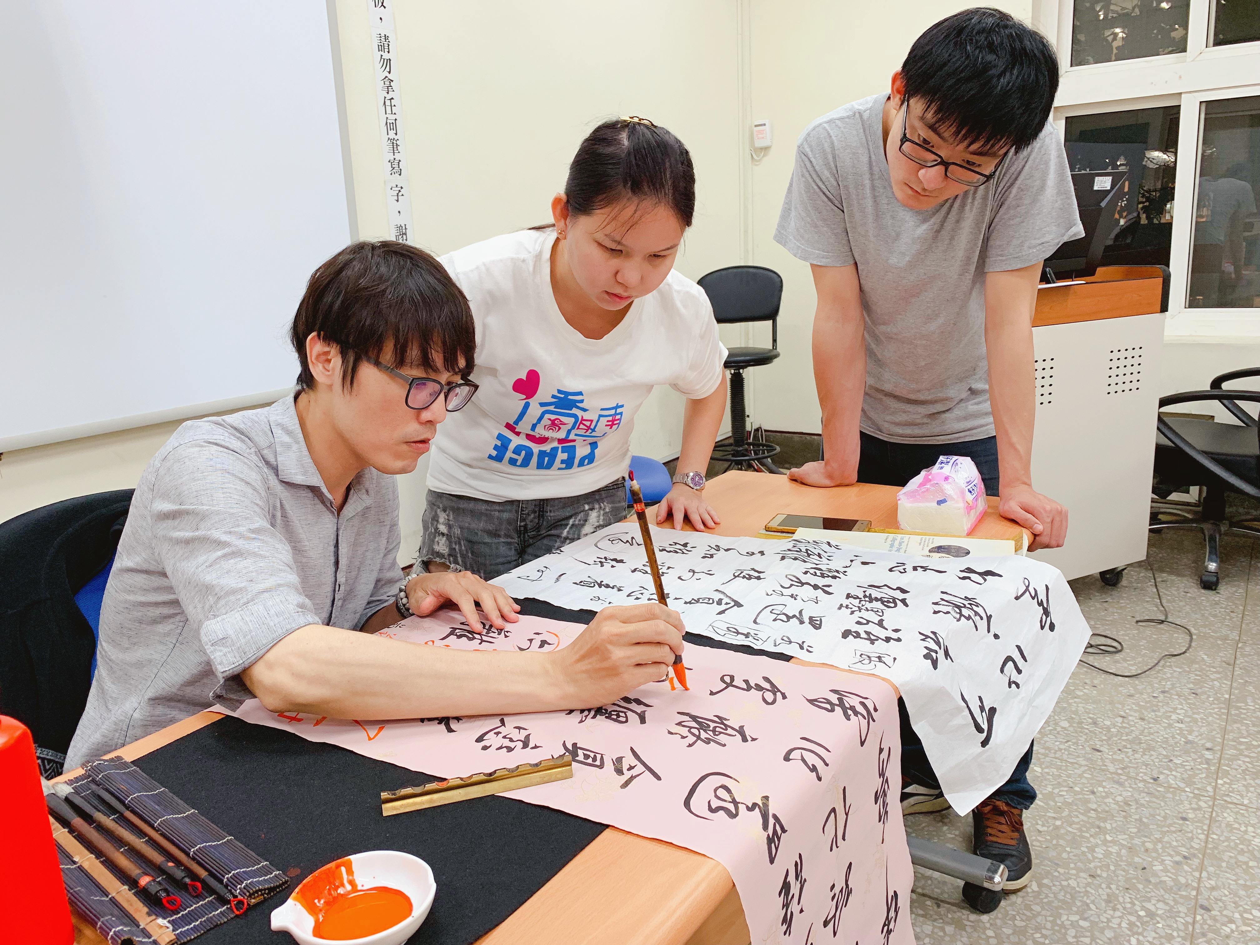 南大開設境外生免費書法班 傳承推廣書法文化(2019.6.5)