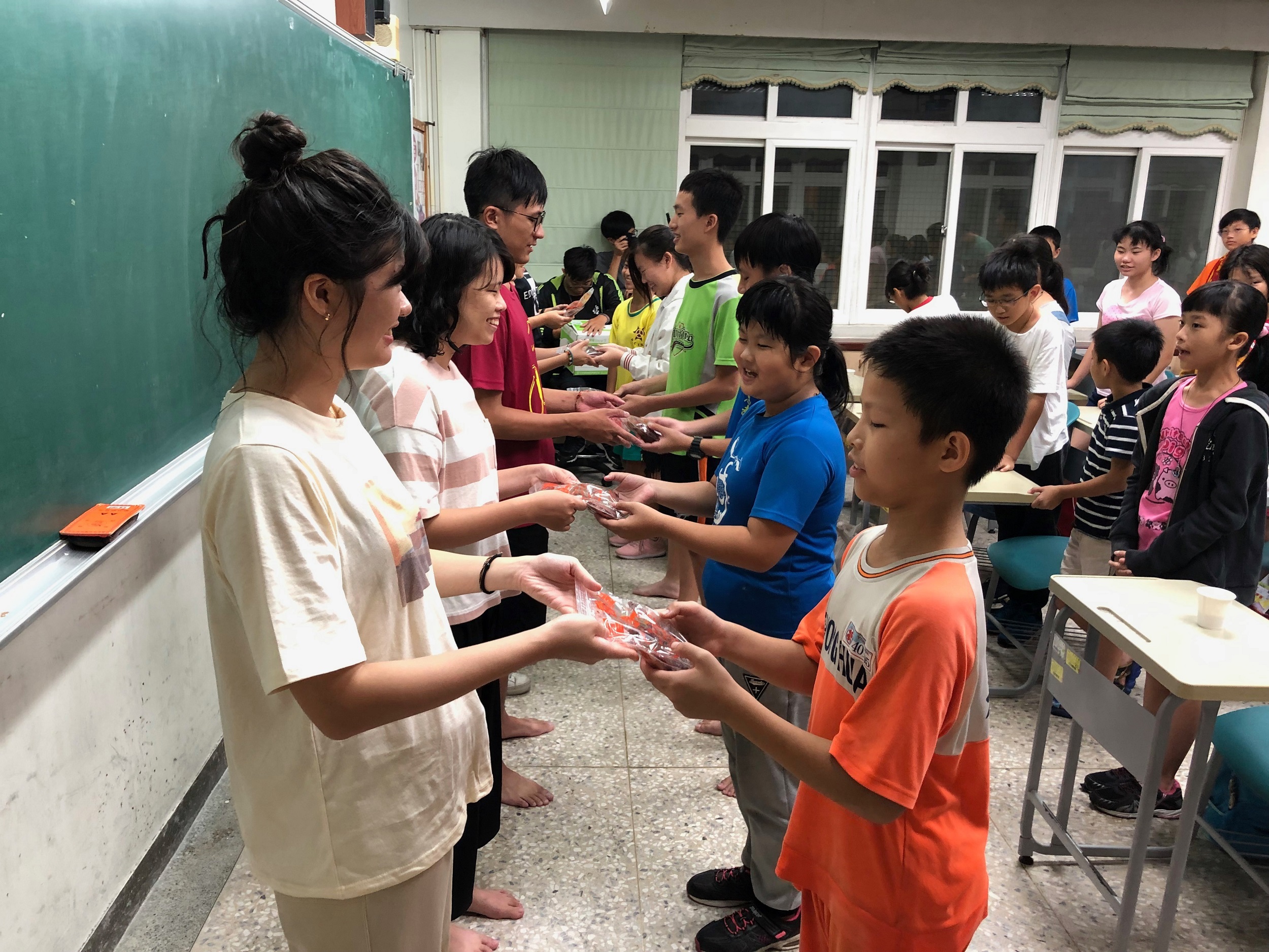 南大聯電課輔中心課輔學生為教師舉辦瘋狂教師節慶祝活動(2019.9.30)