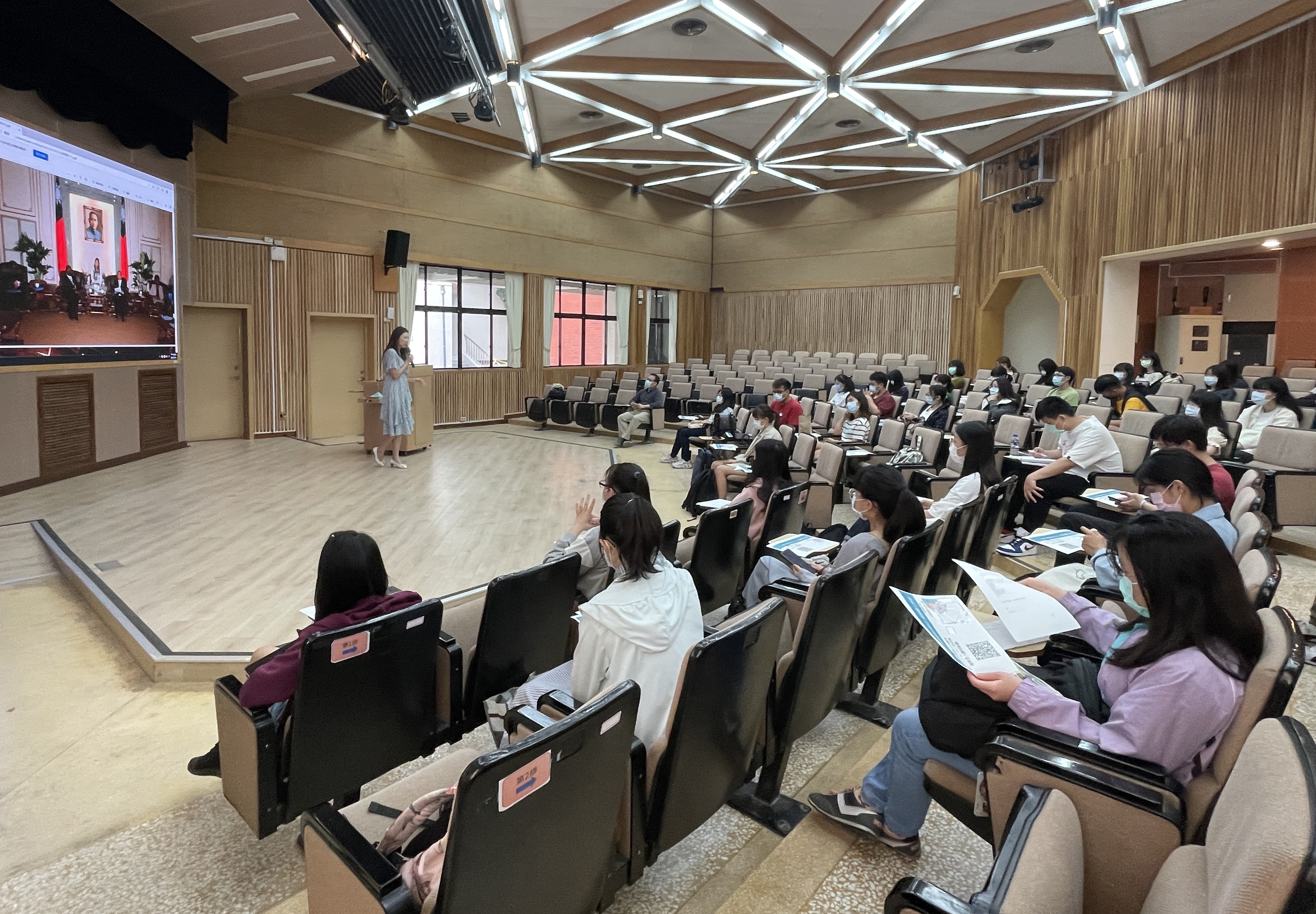 南大舉辦「英語職能系列講座」 邀請跨領域專家分享
