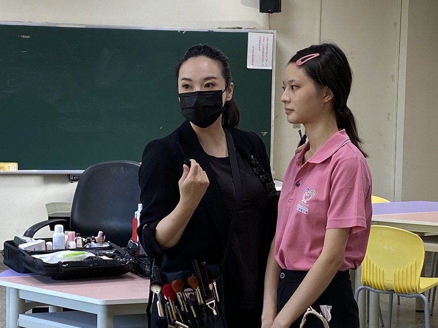 南大親善大使團辦理美姿美儀-進階妝髮課程