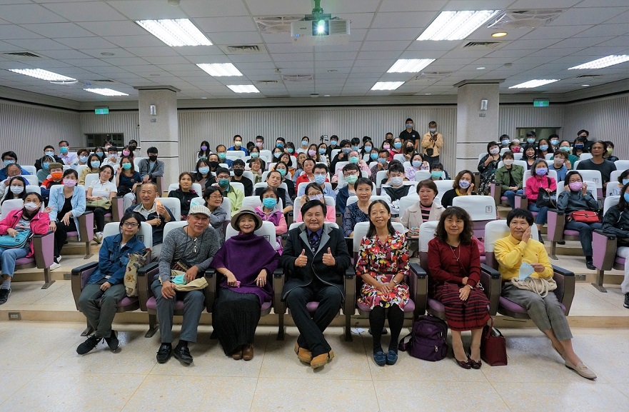 旅遊達人眭澔平博士與南大學子分享「環遊世界與身心靈的成長」