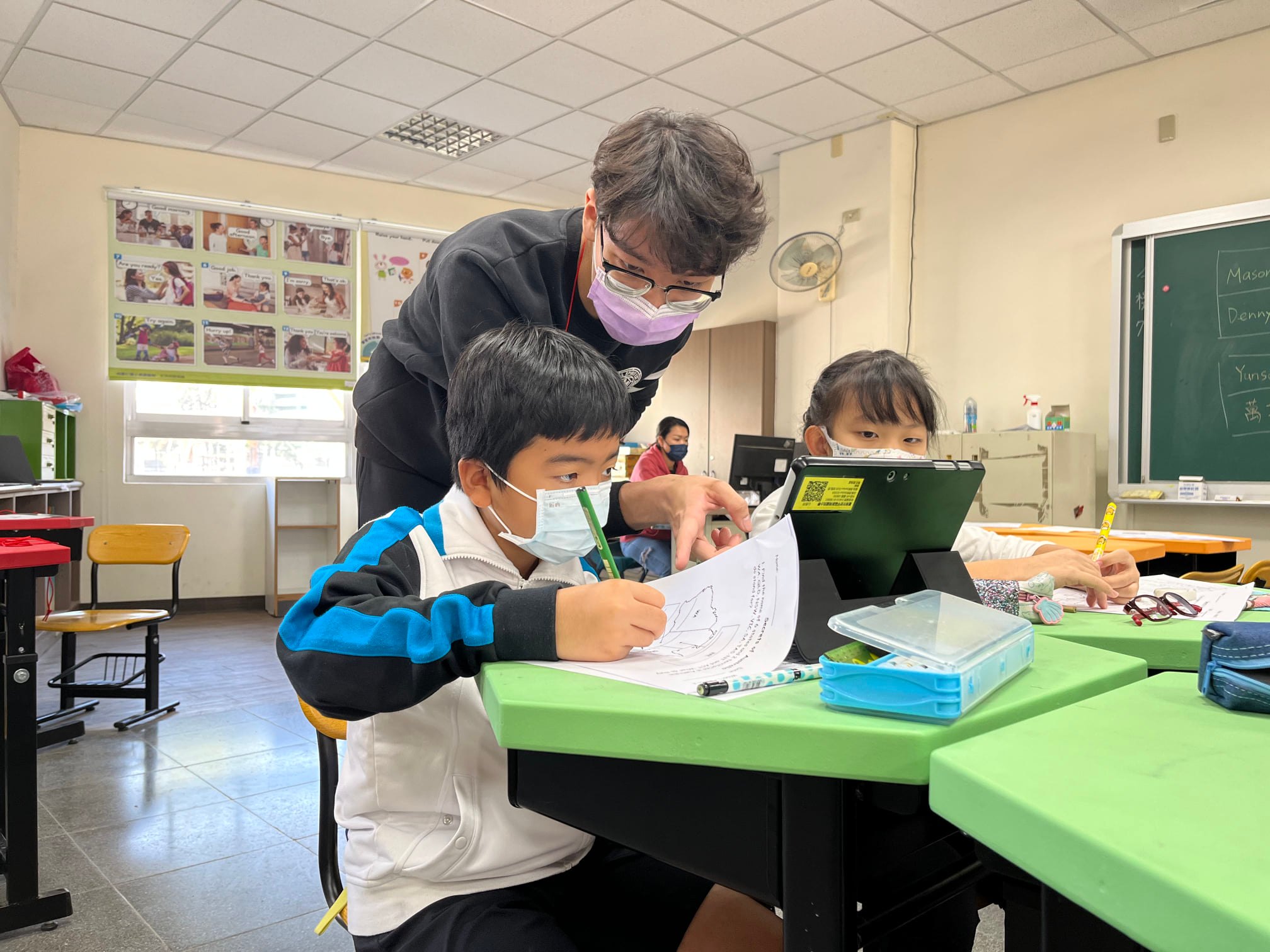 南大英語系同學與新南國小學童快樂學英語